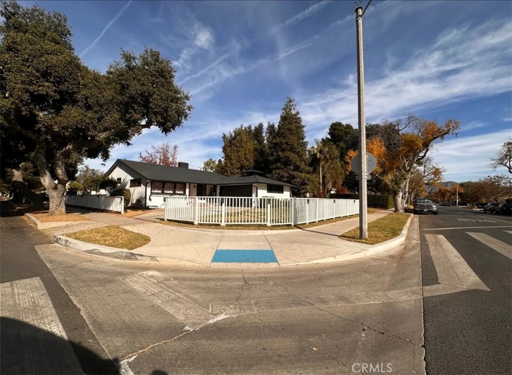 3021 W Clark Avenue Property Photo