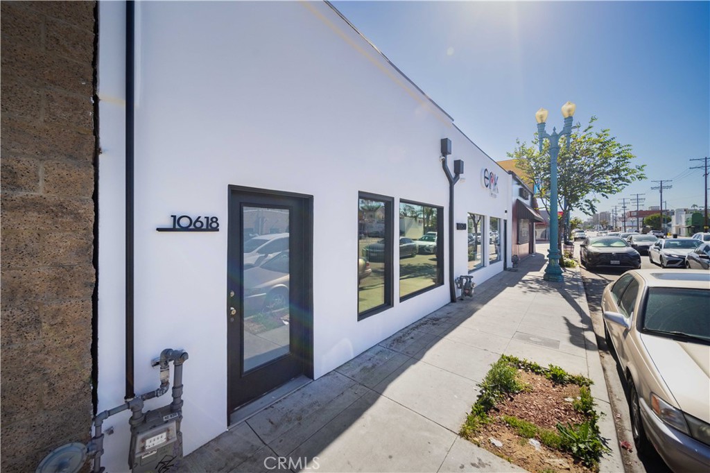 10618 Magnolia Boulevard Property Photo 2