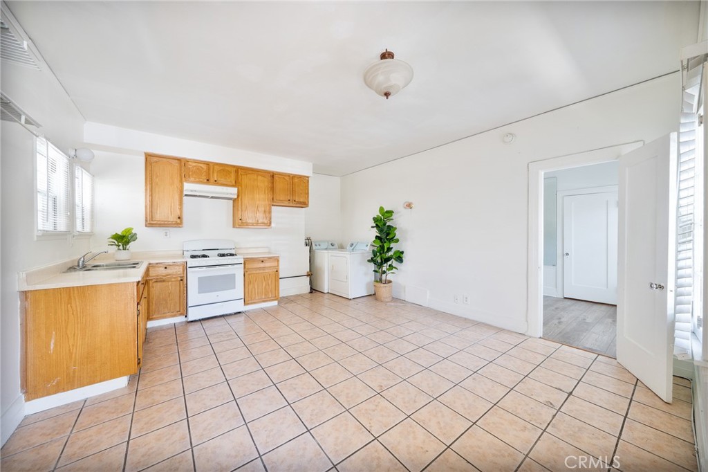 851 Crenshaw Boulevard Property Photo 10