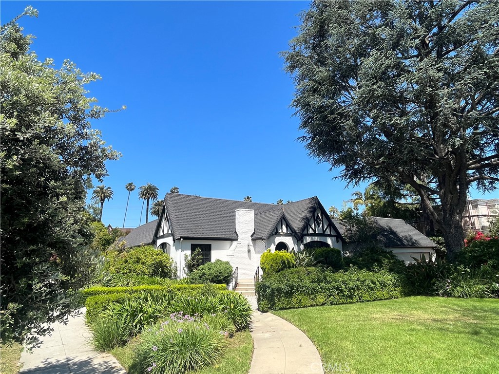 624 N Roxbury Drive