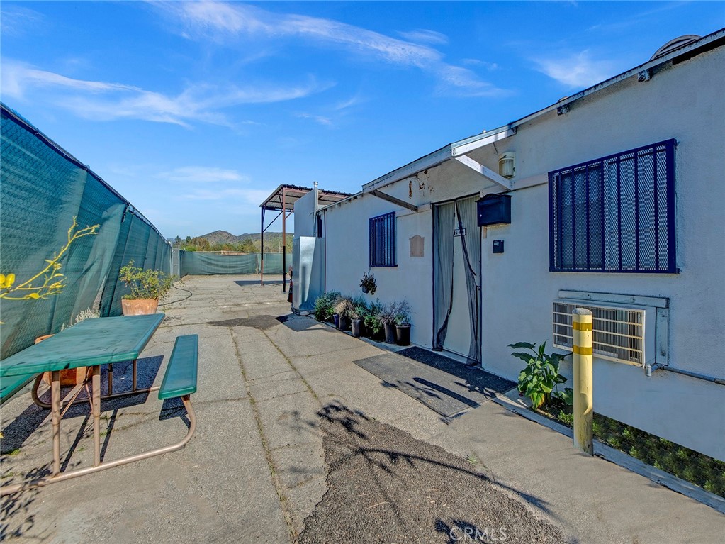 9046 Sunland Boulevard Property Photo 16