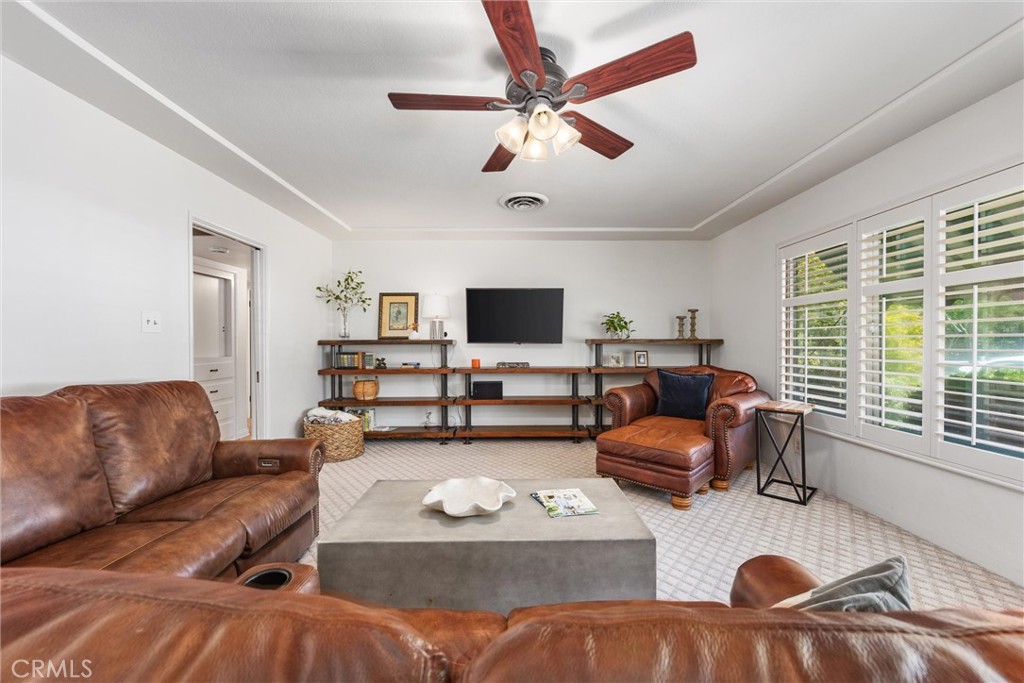 2465 Pine Street Property Photo 5
