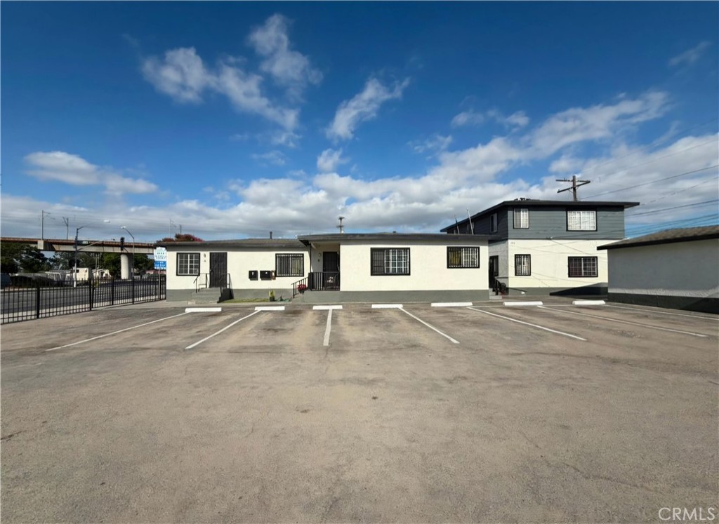 124 W Rosecrans Ave Property Photo 1