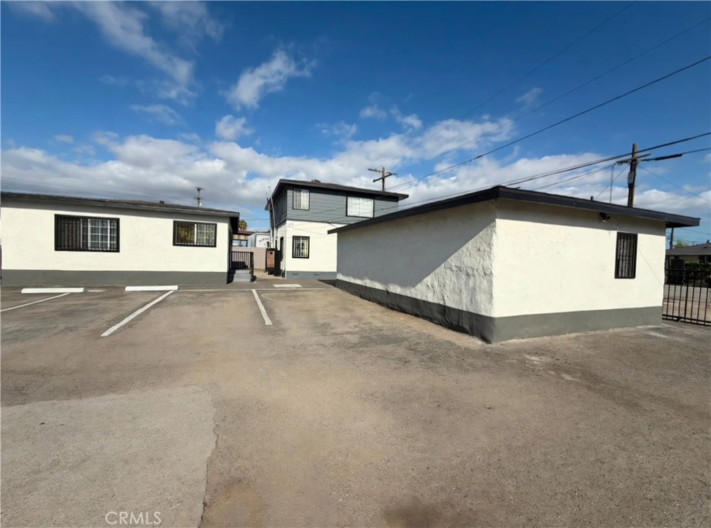 124 W Rosecrans Ave Property Photo 2