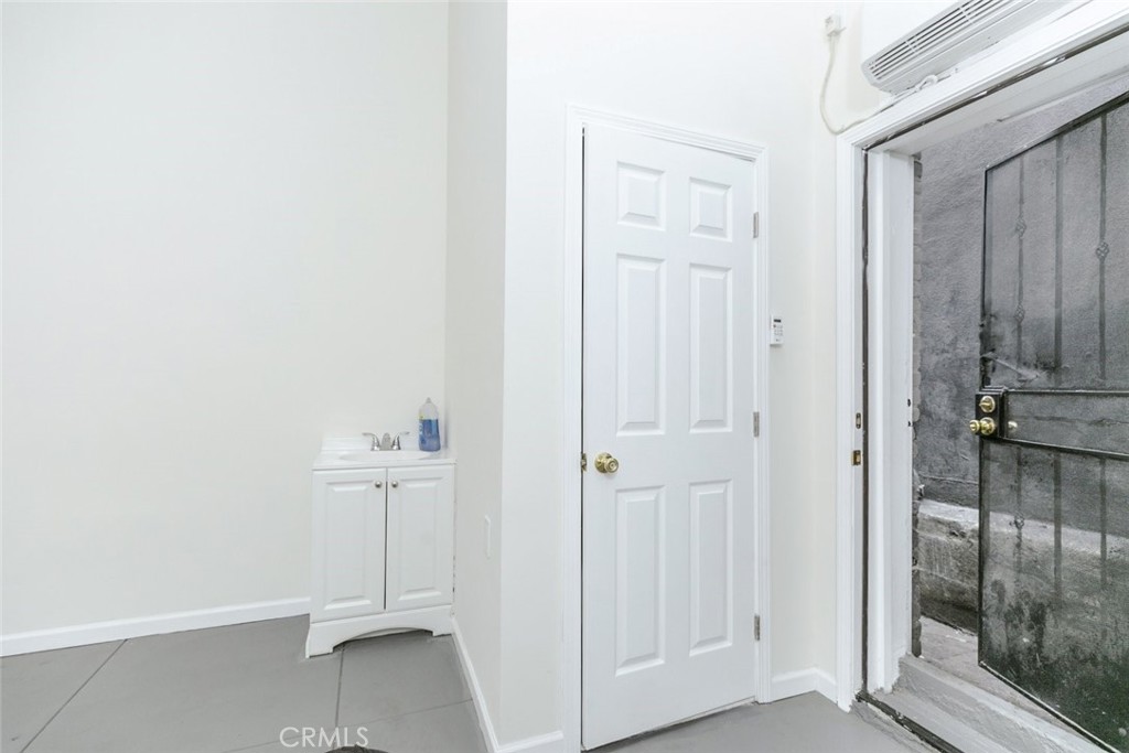 5867 Melrose Avenue Property Photo 3