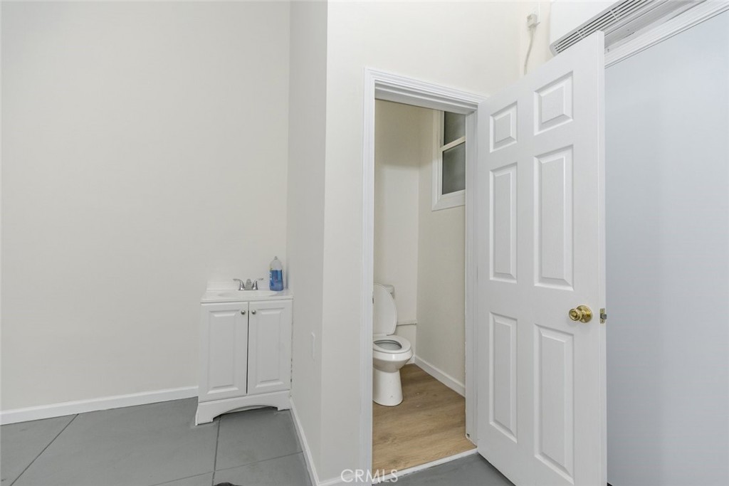 5867 Melrose Avenue Property Photo 4