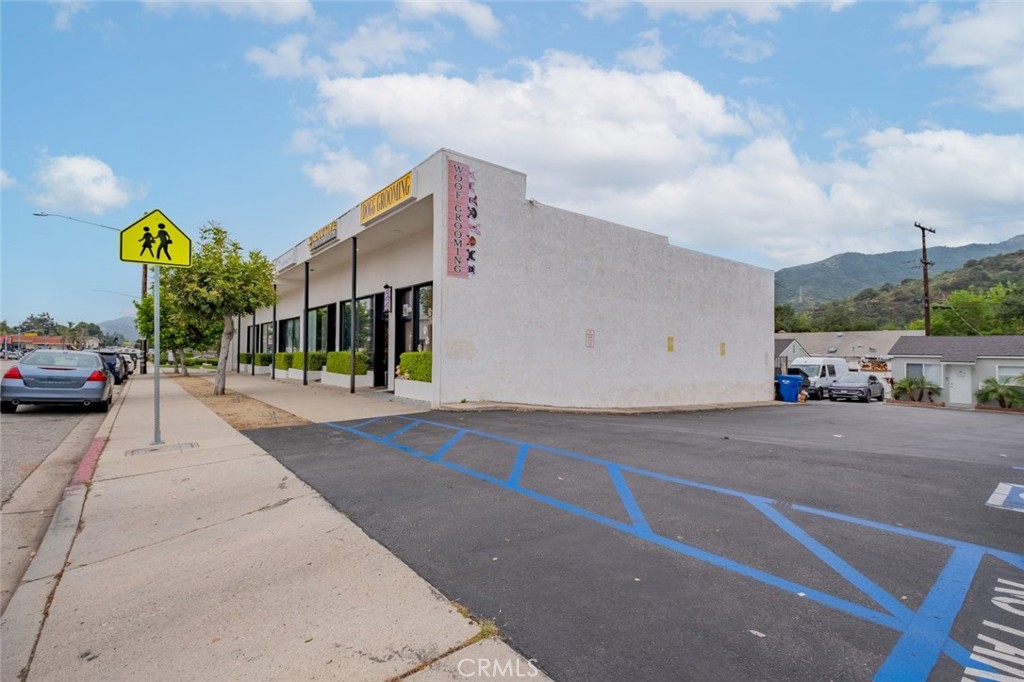 2950 Honolulu Avenue Property Photo 1