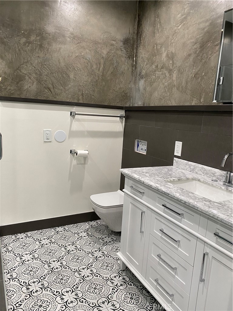 2211 1/2 Hyperion Avenue Property Photo 8