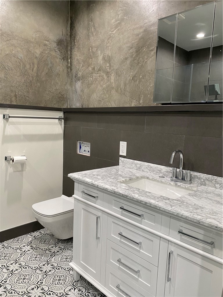 2211 1/2 Hyperion Avenue Property Photo 11