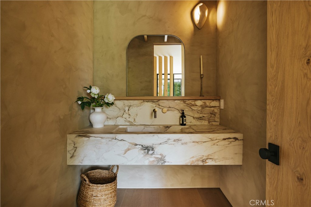 11556 Blix Street Property Photo 22