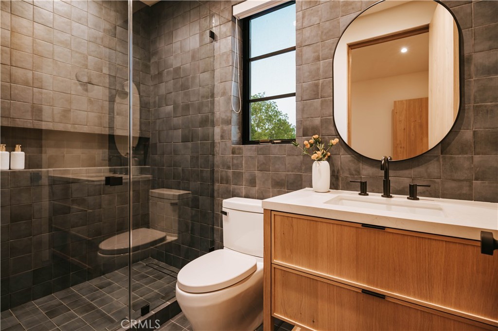 11556 Blix Street Property Photo 25