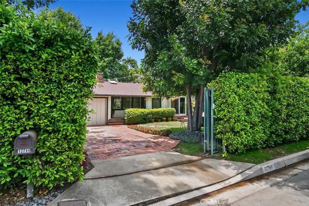 12744 Sarah Street Property Photo 2