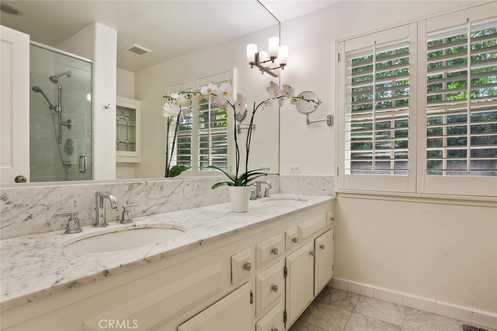 12744 Sarah Street Property Photo 20