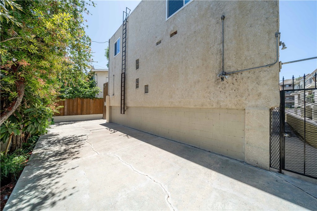 14947 Dickens Street 3 Property Photo 23