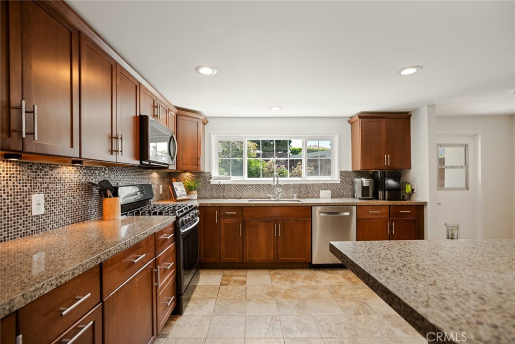 6438 Ivarene Avenue Property Photo 19