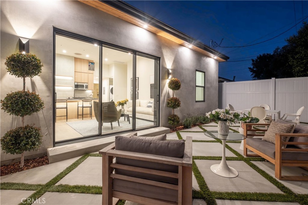 18852 Collins Street Property Photo 2