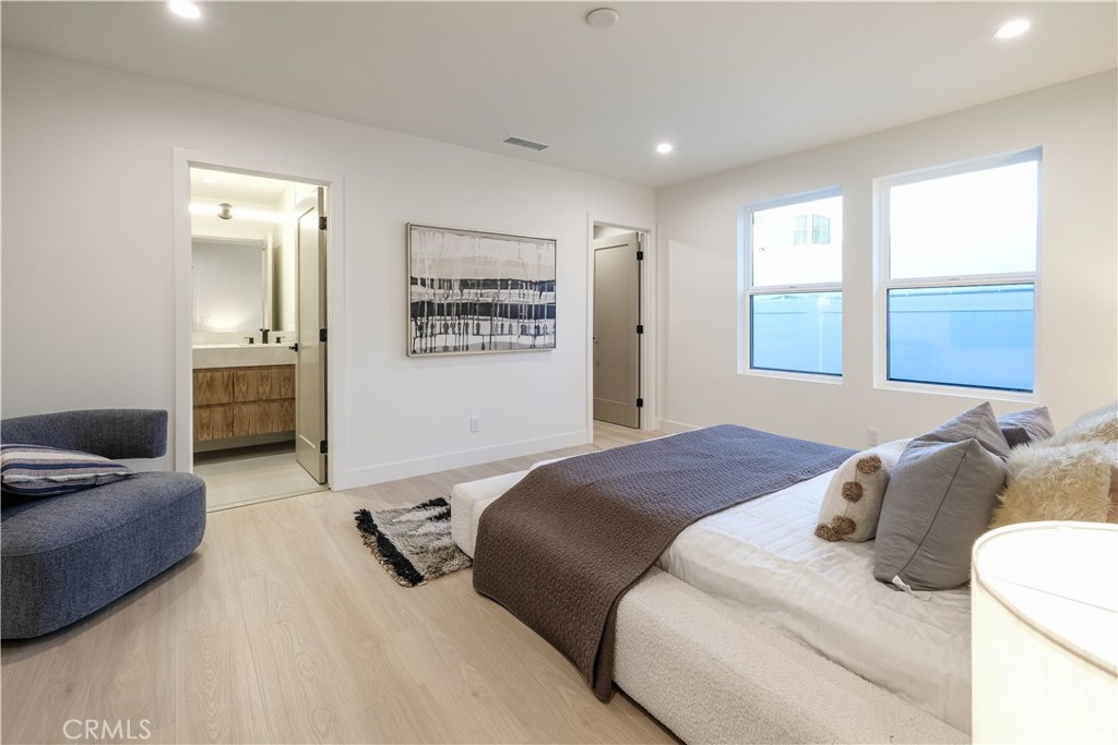 18852 Collins Street Property Photo 3