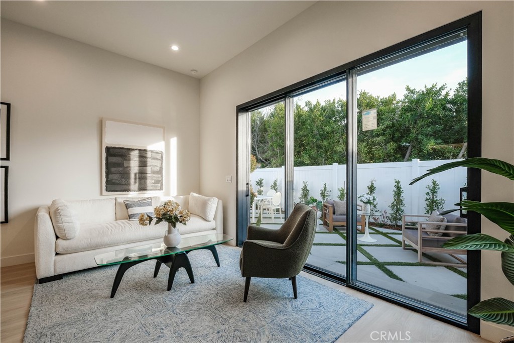 18852 Collins Street Property Photo 5