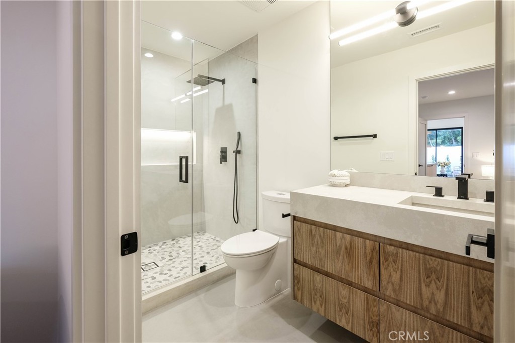 18852 Collins Street Property Photo 7