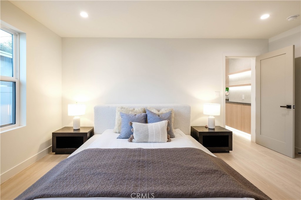 18852 Collins Street Property Photo 8