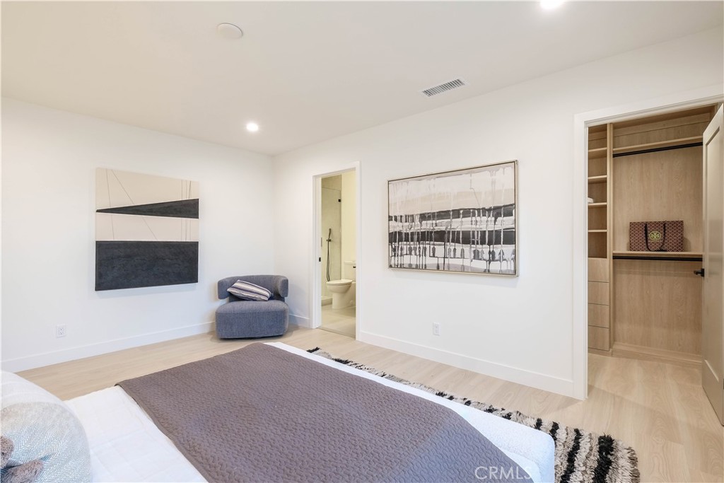 18852 Collins Street Property Photo 9