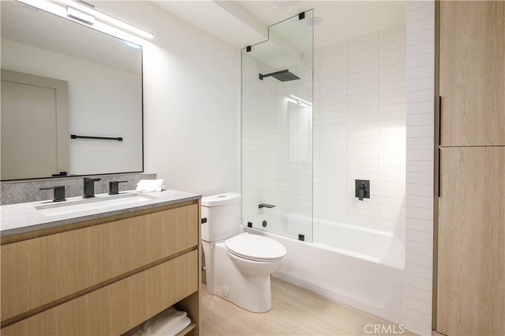 18852 Collins Street Property Photo 10