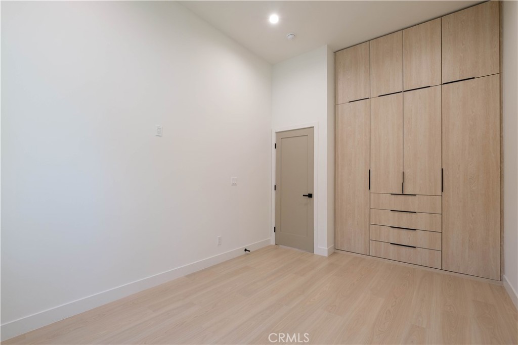18852 Collins Street Property Photo 11