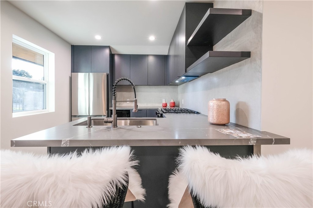 18852 Collins Street Property Photo 15
