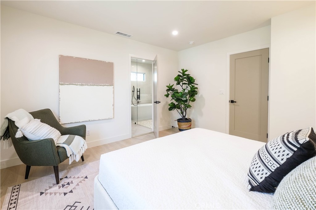 18852 Collins Street Property Photo 25