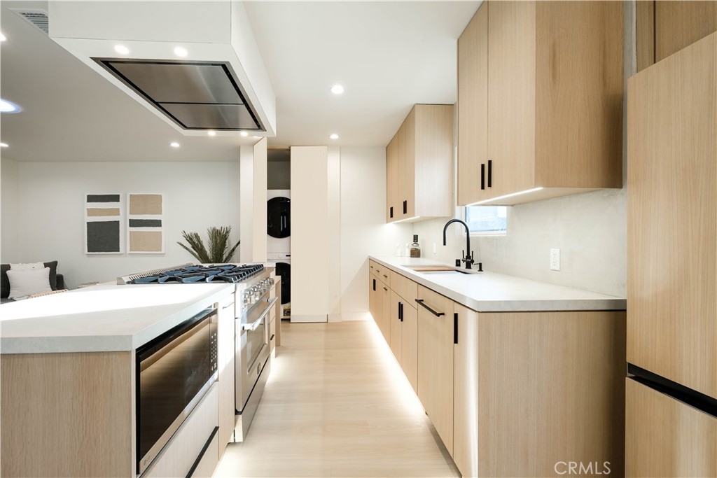 18852 Collins Street Property Photo 27