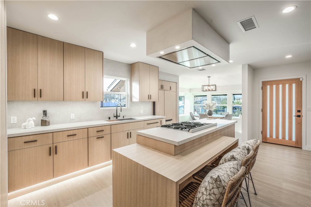 18852 Collins Street Property Photo 28