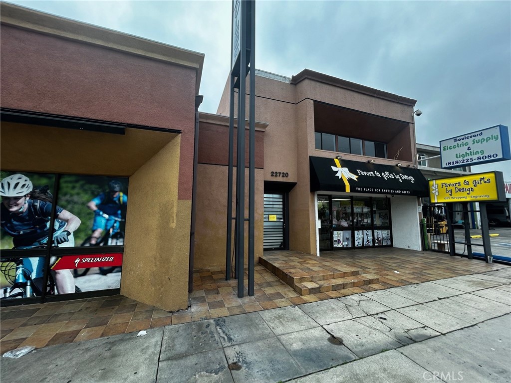 22718 Ventura Boulevard Property Photo 2