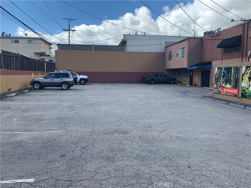 22718 Ventura Boulevard Property Photo 3