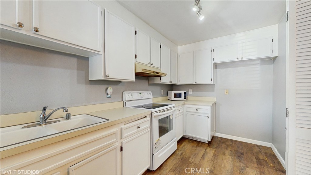 9020 Newport Avenue 17 Property Photo 6