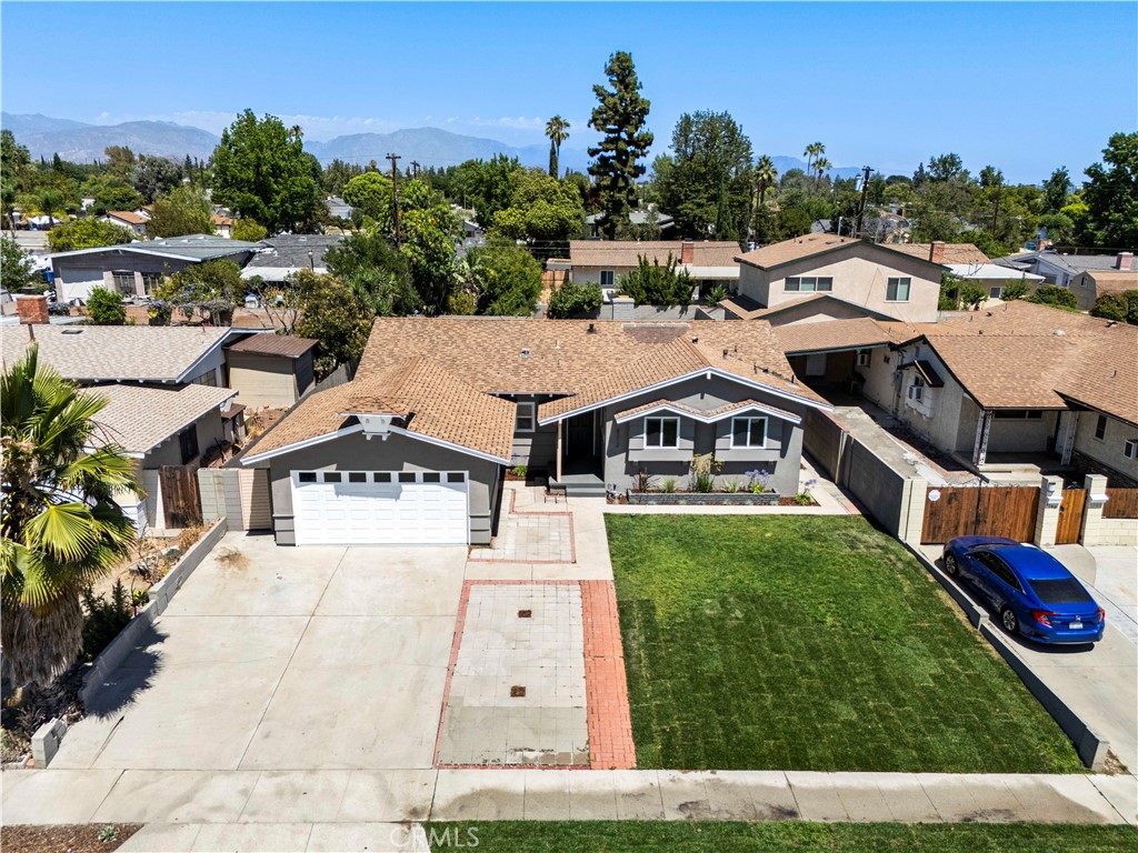 9712 Saloma Avenue Property Photo 3