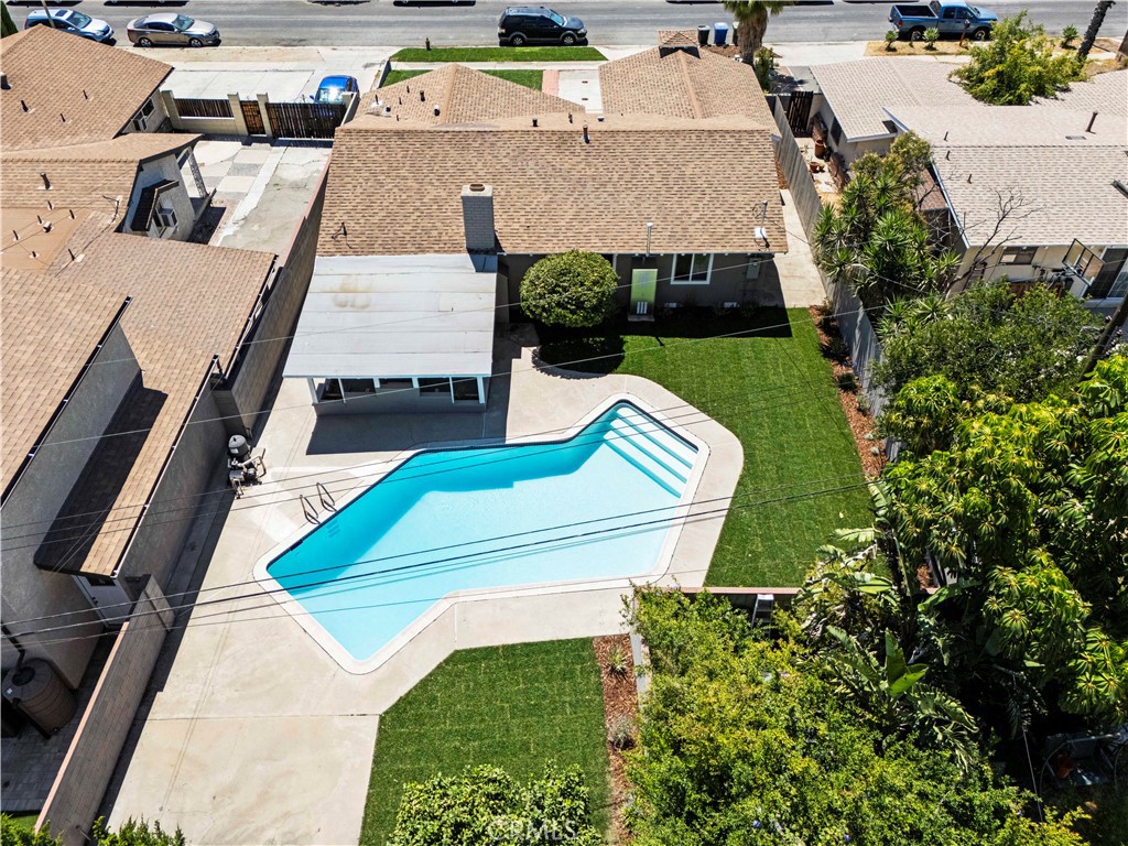 9712 Saloma Avenue Property Photo 4