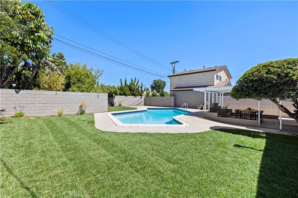 9712 Saloma Avenue Property Photo 27