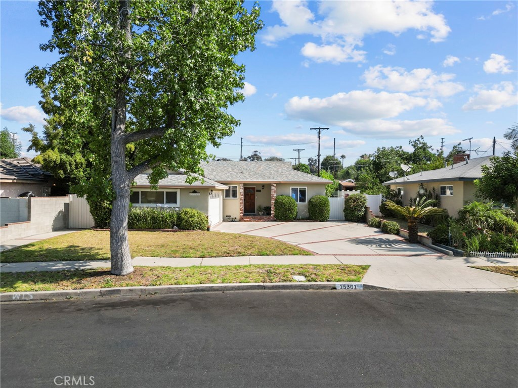 15301 Kingsbury Street Property Photo 1