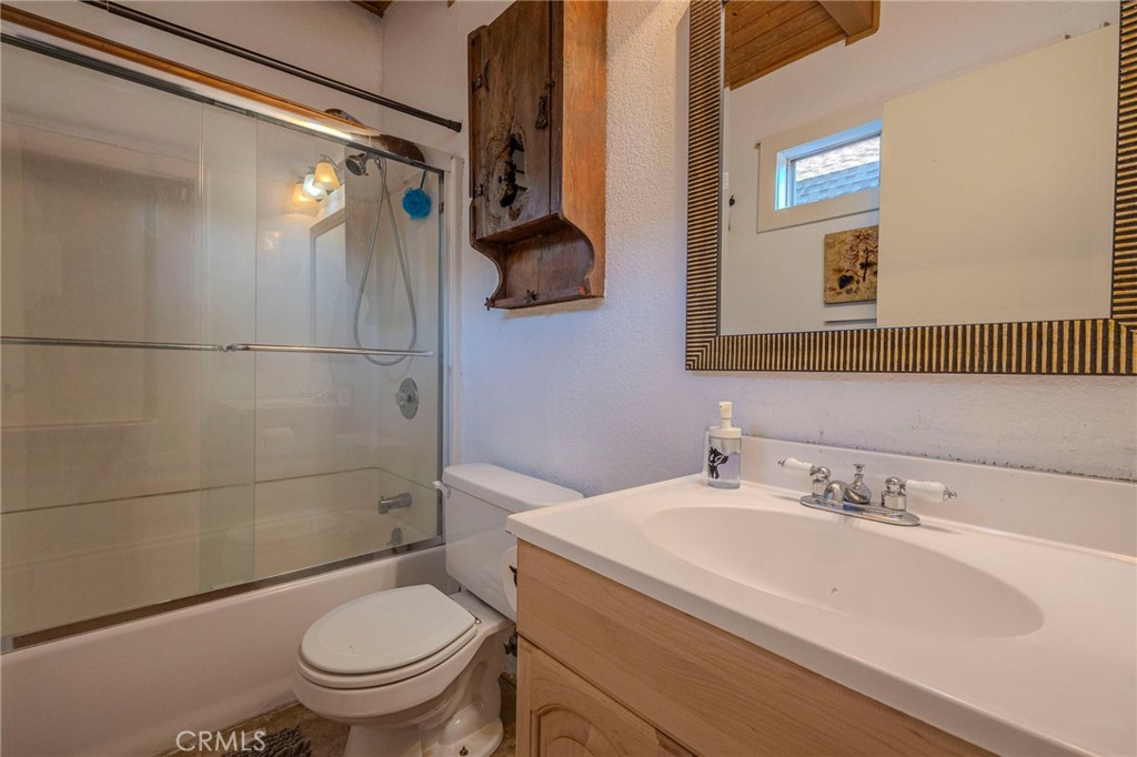 873 Holmes Lane Property Photo 6