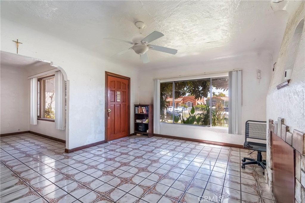 2439 California Street Property Photo 8