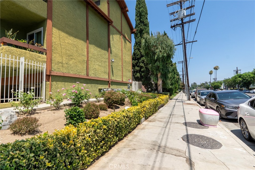 6155 Reseda 4 Property Photo 1