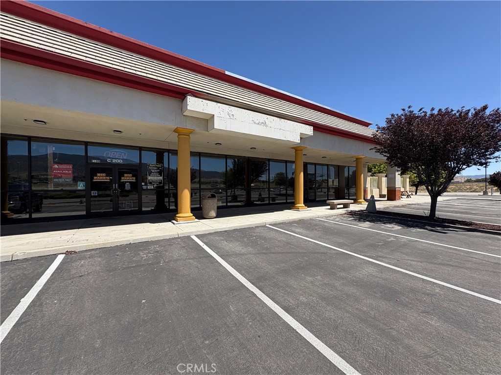 1001 W Tehachapi Boulevard C200 Property Photo 2