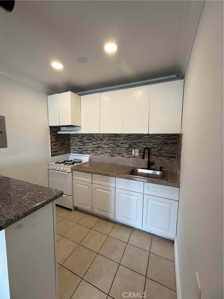 9031 Phyllis Avenue 1 Property Photo 3