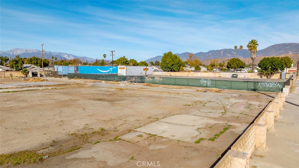 1708 N Mount Vernon Avenue Property Photo 4