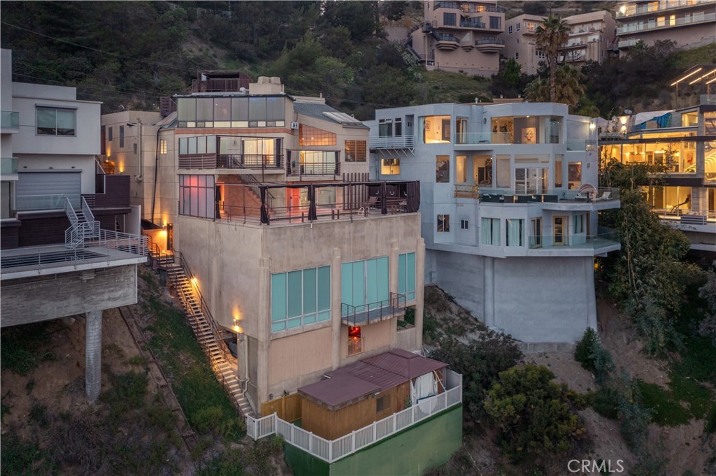 2189 B Sunset Plaza Drive Property Photo 1