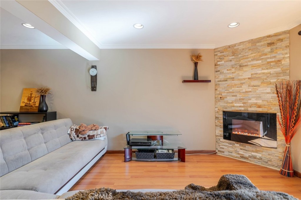 6232 Morse Avenue Property Photo 4