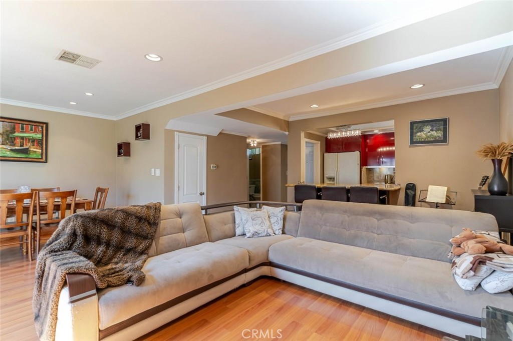 6232 Morse Avenue Property Photo 7