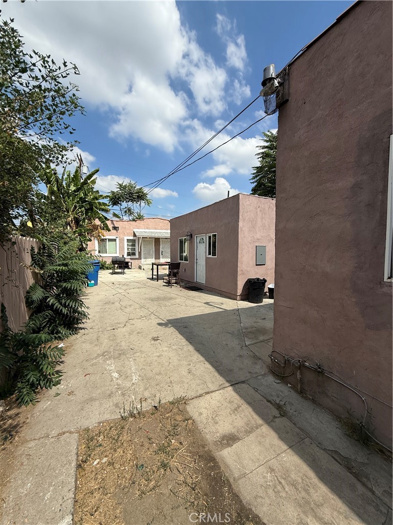 1141 East 50th Street Property Photo 2