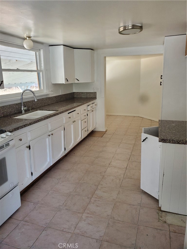 6524 Lowry Property Photo 5