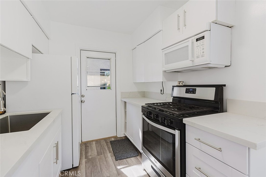 13842 Hamlin Street Property Photo 8